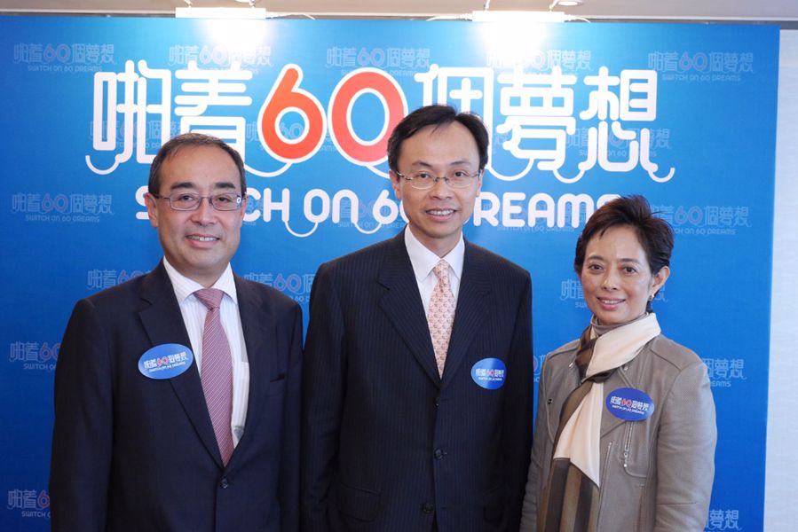 社會福利署署長聶德權先生(中)相信透過民間、商界及政府三方協力合作，定能推動香港成為一個關懷互愛的社會。